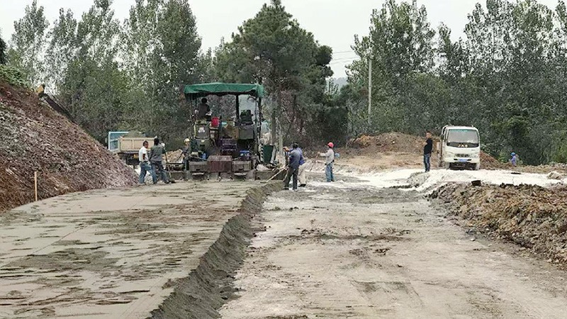 12 часов спустя после строительства дороги в шахте водонапорный автомобиль вышел на работу