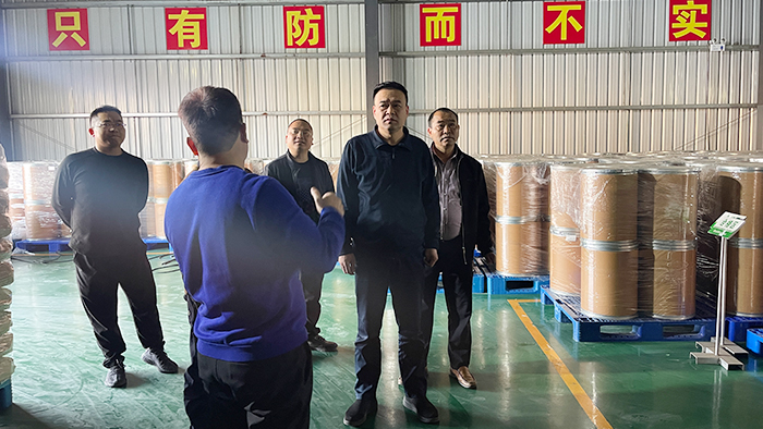 江华县县长吴军臣等一行人参观贵威生物工厂，指导工作