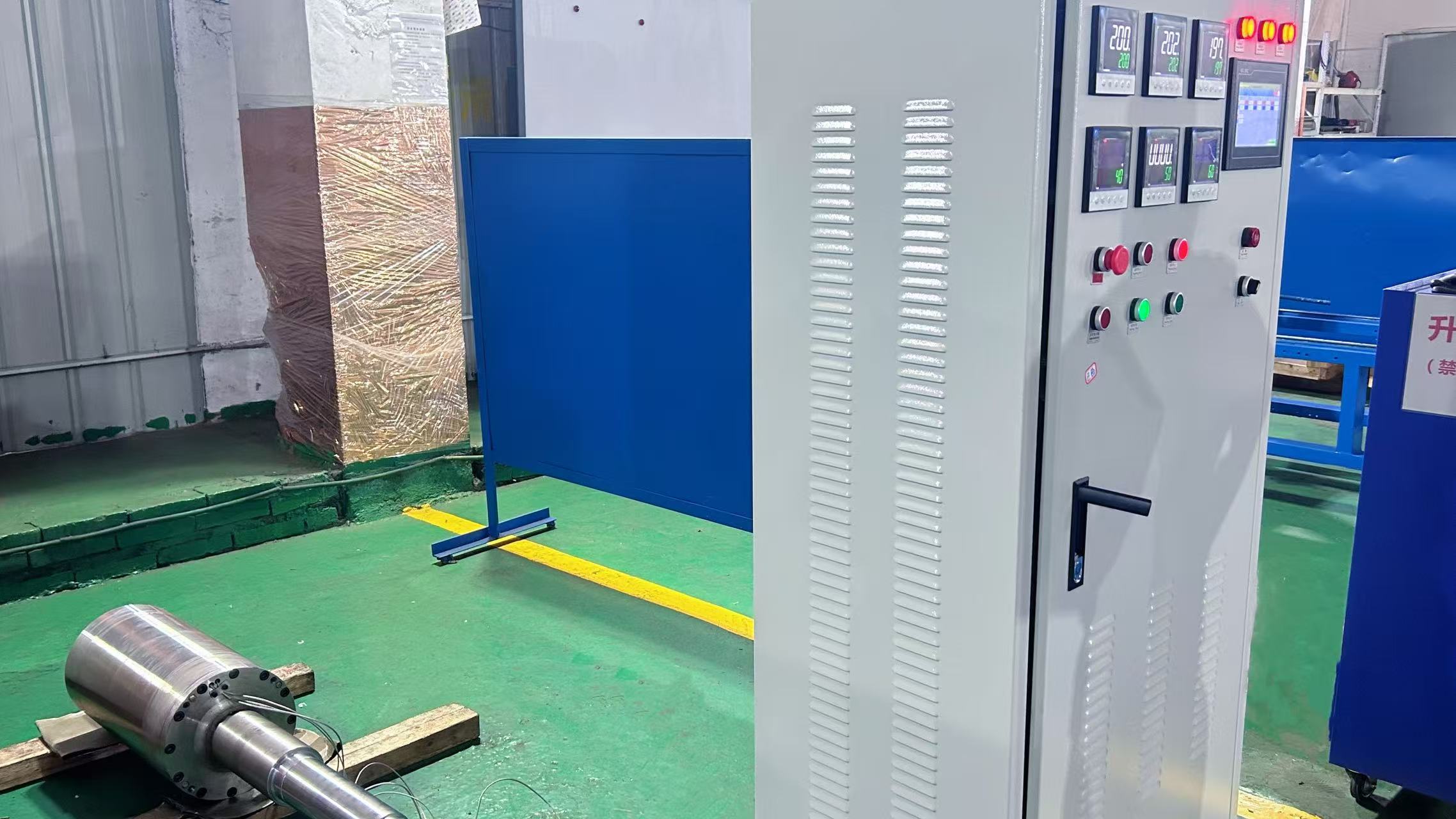 电磁加热悬臂辊--升温调试中 电磁加热悬臂辊--升温调试中