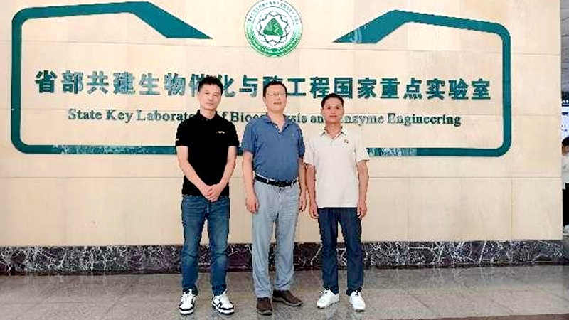 余松赴湖北大学考察